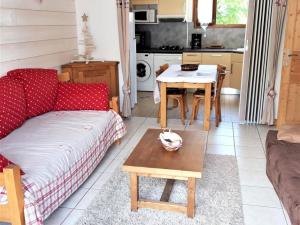 a living room with a couch and a table at Appartement Albiez-Montrond, 2 pièces, 5 personnes - FR-1-618-7 in Albiez-Montrond