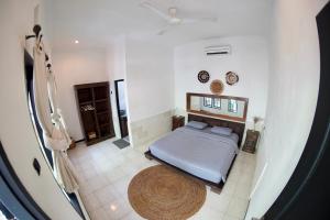 Un dormitorio con una cama en el medio de una habitación. en Jepun Villas 11 - One Bedroom with kitchen, en Uluwatu