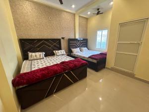 a bedroom with two beds in a room at TEMPLE TOWN HOMES assi ghat Varanasi in Varanasi