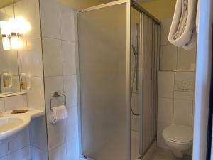 Koupelna v ubytování Hotel Garni Postigliun Andiast