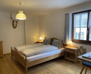 Postel nebo postele na pokoji v ubytování Hotel Garni Postigliun Andiast