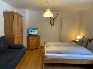 Postel nebo postele na pokoji v ubytování Hotel Garni Postigliun Andiast