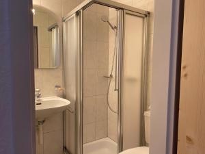 Koupelna v ubytování Hotel Garni Postigliun Andiast