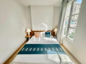 Кровать или кровати в номере FLESTA Lê Thánh Tôn centrally located serviced apartment with kitchen and laundry service