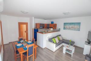 salon z kanapą i stołem w obiekcie Apartment Nolan w Puli
