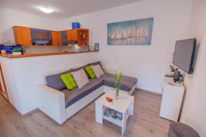 salon z kanapą i stołem w obiekcie Apartment Nolan w Puli