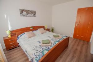 sypialnia z łóżkiem i dwiema poduszkami w obiekcie Apartment Nolan w Puli
