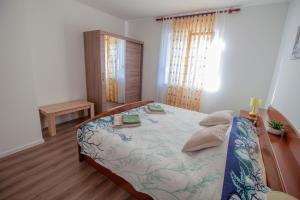 sypialnia z dużym łóżkiem w pokoju w obiekcie Apartment Nolan w Puli