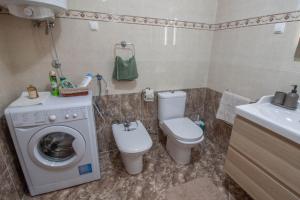 łazienka z toaletą i pralką w obiekcie Apartment Nolan w Puli