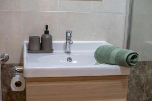 umywalkę w łazience z 2 butelkami w obiekcie Apartment Nolan w Puli