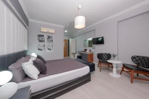 アンタルヤにあるExpo Park Hotelのベッドルーム1室(ベッド1台付)、リビングルームが備わります。