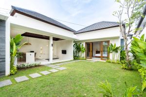 an open courtyard in a house with a yard at J4 Villas Sanur in Sanur