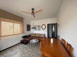 a living room with a table and a couch at Amplio apartamento junto al mar in Calabardina