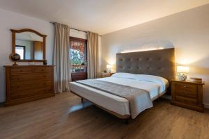 1 dormitorio con 1 cama grande y espejo grande en Villa Monsebo by Slow Villas, en Algaida