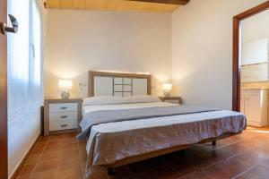 1 dormitorio con 1 cama grande y espejo en Villa Monsebo by Slow Villas, en Algaida