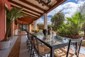 comedor con mesa y sillas en el patio en Villa Monsebo by Slow Villas, en Algaida