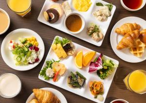 una tavola ricoperta di piatti di cibo e bevande di ibis Budget Osaka Umeda ad Osaka