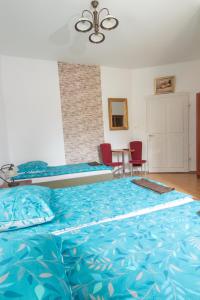 sypialnia z 2 łóżkami, stołem i krzesłami w obiekcie Willa Dunajec w Kudowie Zdroju