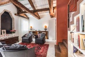 sala de estar con 2 sillas y alfombra roja en Apartment Cà Brunilda-luxury penthouse with terrace en Venecia