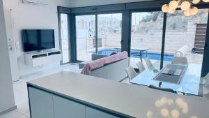 een woonkamer met een tafel met daarop een laptop bij Villa with pool Marina Villamartin in Villamartin