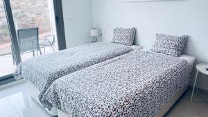 een slaapkamer met twee bedden en een raam bij Villa with pool Marina Villamartin in Villamartin