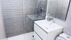 een witte badkamer met een wastafel en een douche bij Villa with pool Marina Villamartin in Villamartin +15 foto's