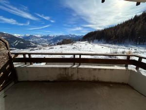 Elle comprend un balcon offrant une vue sur une montagne enneigée. dans l'établissement Boost Your Immo Gardette Réallon A2, à Réallon