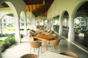 um pátio exterior com uma mesa de madeira e cadeiras em Golfers' Paradise Kahathuduwa em Gonapola