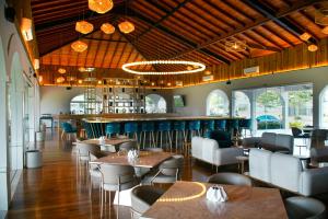 um restaurante com mesas e cadeiras e um bar em Golfers' Paradise Kahathuduwa em Gonapola