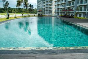 a large swimming pool in front of a building at Golfers' Paradise Kahathuduwa in Gonapola