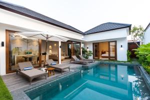 een villa met zwembad en huis bij J4 Villas Sanur in Sanur