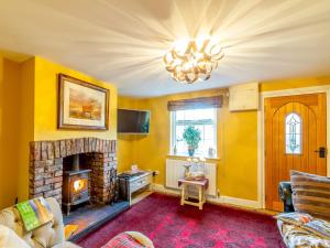 ein Wohnzimmer mit gelben Wänden und einem Kamin in der Unterkunft 2 Bed in York 56125 in Elvington