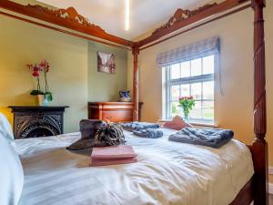 ein Schlafzimmer mit einem großen Bett mit Handtüchern darauf in der Unterkunft 2 Bed in York 56125 in Elvington