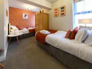 a bedroom with two beds and a table in a room at 2 Bed in Harrogate HH052 in Harrogate