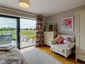 sala de estar con sofá y puerta corredera de cristal en 2 Bed in Shrewsbury 78607, en Melverley