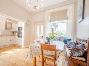 - une cuisine et une salle à manger avec une table et des chaises dans l'établissement 4 bed in Loch Lomond 78669, à Stronachlachar