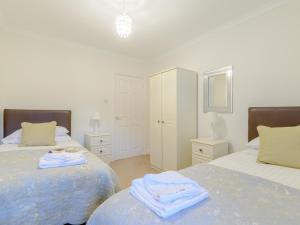 Ένα ή περισσότερα κρεβάτια σε δωμάτιο στο 2 Bed in Newton-by-the-Sea 80485