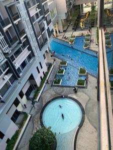 een uitzicht op twee zwembaden in een gebouw bij lmperio Residence Melaka - Private Indoor Hot Jacuzzi in Melaka