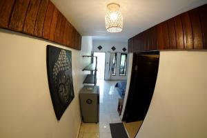 un pasillo con una escalera que conduce a una habitación en Jepun Villa 05 - One Bedroom without kitchen, en Uluwatu 4 fotos más