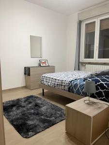 een slaapkamer met een bed, een tafel en een raam bij -La Casa Di Elio- -Centrale Tra Milano e Como- in Mariano Comense