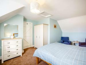 1 dormitorio con 1 cama azul y 1 silla azul en 2 bed in Berwick Upon Tweed 81273, en Berwick-Upon-Tweed