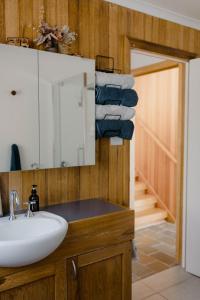 La salle de bains est pourvue d'un lavabo et d'un miroir. dans l'établissement The Sandy Sister, à Dodges Ferry