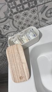 un contenitore di spazzolini da denti poggiato sulla tazza di un WC di ALMA B&B Cosenza CENTRO a Cosenza