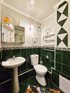 y baño con aseo y lavamanos. en Nadezhda Apartments on Gogol st. - Maulenov st., en Almaty