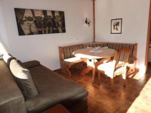 sala de estar con mesa y sofá en Ferienwohnungen Hinterholzer, en Sankt Jakob in Haus