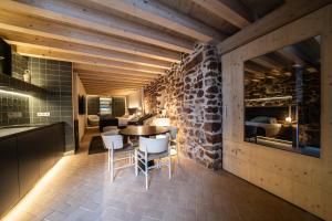 - une cuisine et une salle à manger avec une table et des chaises dans l'établissement Apartamentos Vilafamés Antic Palau, à Vilafamés