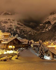 un lodge en las montañas con una montaña cubierta de nieve en Lion BB Swiss en Zúrich