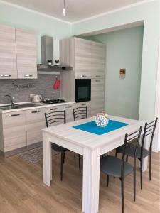 - une cuisine avec une table et des chaises dans la chambre dans l'établissement Appartamento P.zzale Tarducci, à Piobbico
