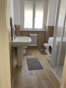 La salle de bains est pourvue d'un lavabo et d'un lave-linge. dans l'établissement Appartamento P.zzale Tarducci, à Piobbico