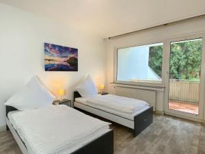 ゲルゼンキルヒェンにあるMeribu D99 Wohnung für Monteure und Arbeiterの窓のある部屋にベッドが2つある